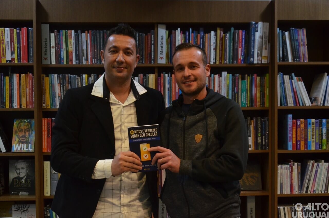 Professor Roberto Franciscatto lança livro pela Vitrola Editora