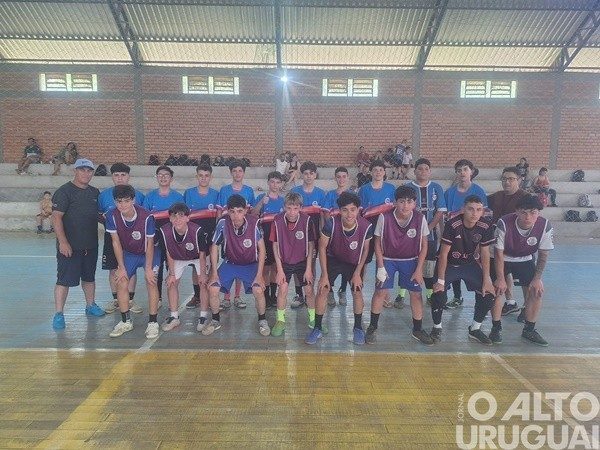 Escolinha do SCFV de Vicente Dutra participa de amistoso em Cristal do Sul