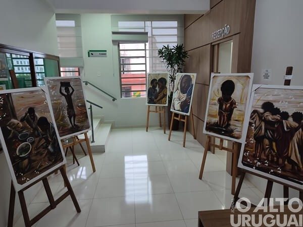 Legislativo de FW recebe exposição de Valéria Pinheiro