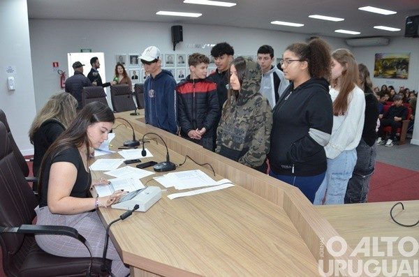 Estudantes de FW elegem vereadores mirins em votação com urna eletrônica