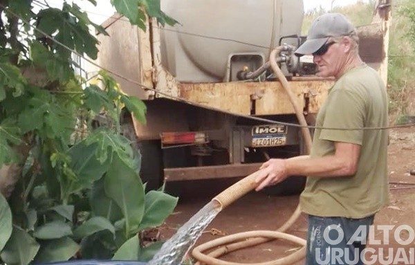 Prefeitura de Iraí distribui água potável às famílias do interior