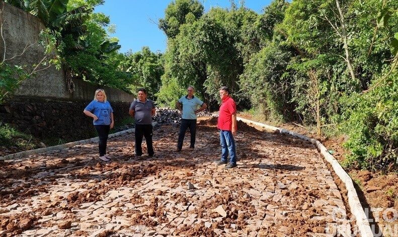 Obra de calçamento é acompanhada por representantes do Legislativo de Iraí