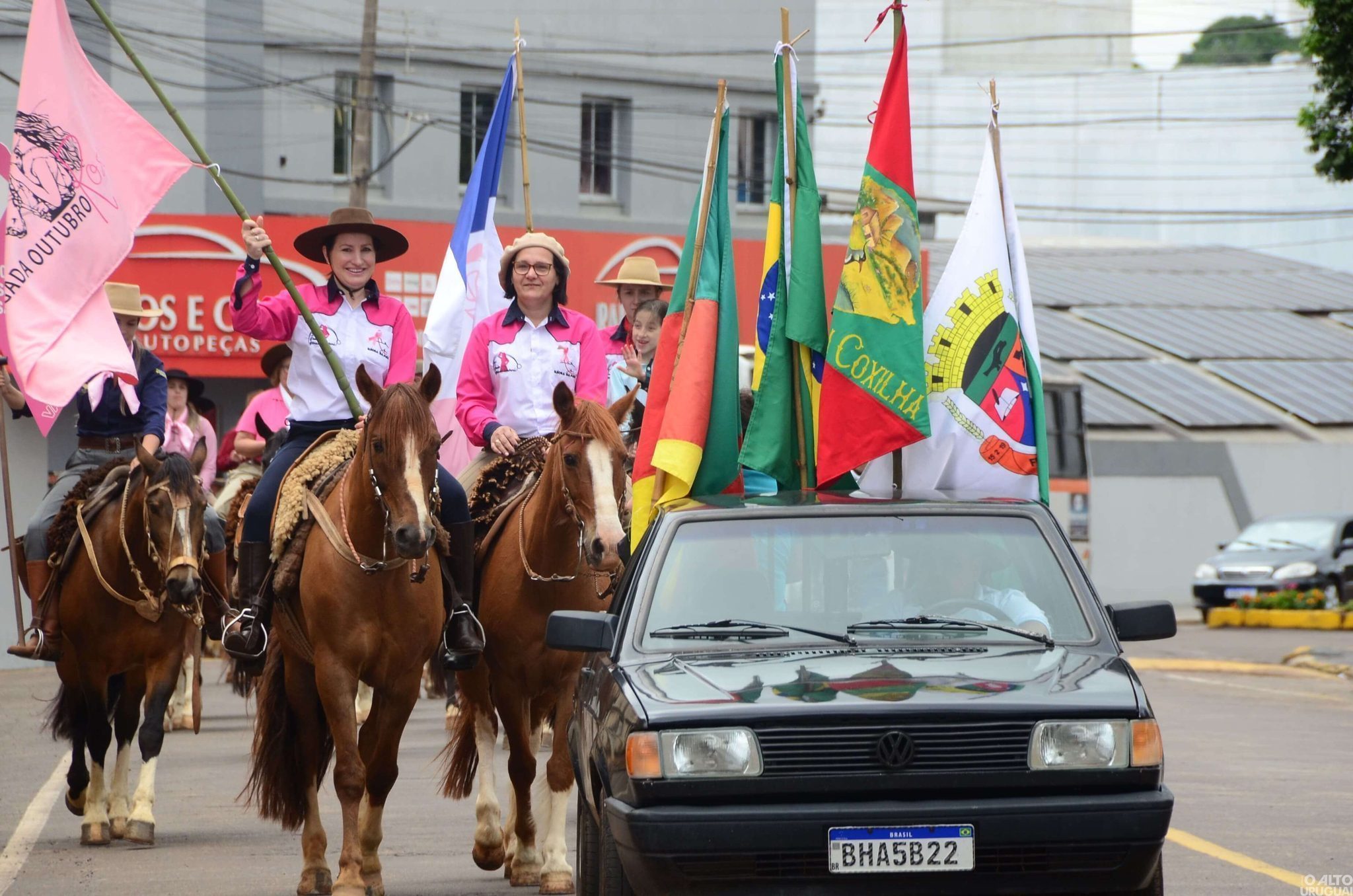 CTG Rodeio da Querência promove cavalgada alusiva ao Outubro Rosa