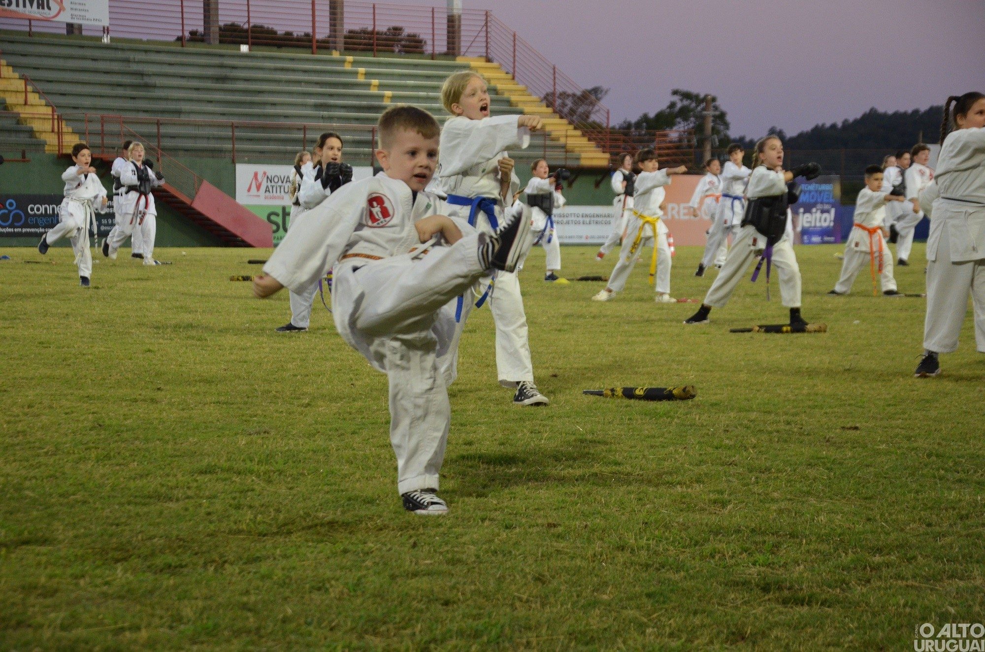 Exame final de Faixas da Rede Mestre Artes Marciais reúne centenas de alunos