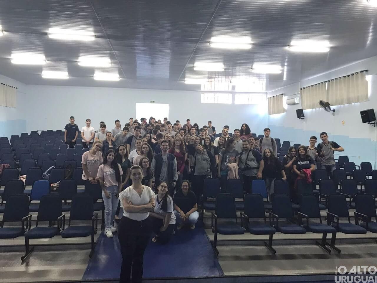 AEFW realiza palestras em escolas da região para público jovem