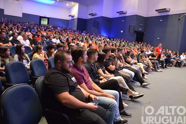 Tinga lota salão da URI/FW em palestra