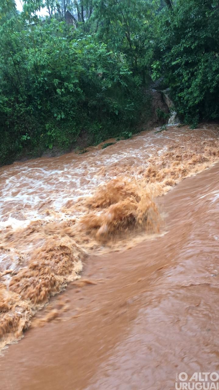 Forte temporal causa transtornos na região 