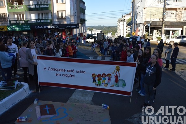 Confecção dos tapetes de Corpus Christi mobiliza católicos em FW
