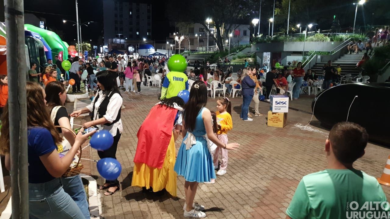 Noite do Consumidor reúne famílias com atividades e cinema ao ar livre no Largo Vitalino Cerutti