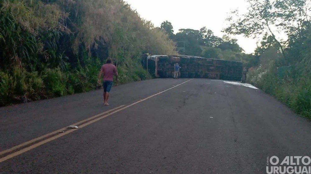 Trânsito bloqueado na RSC-472 devido a acidente com carreta na saída para Palmitinho