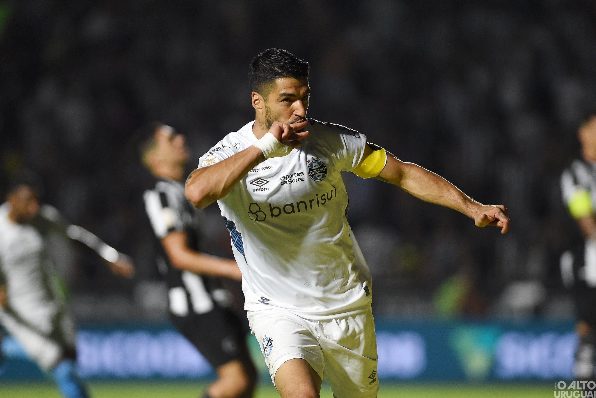 Suárez faz três e Grêmio ganha do líder Botafogo de virada