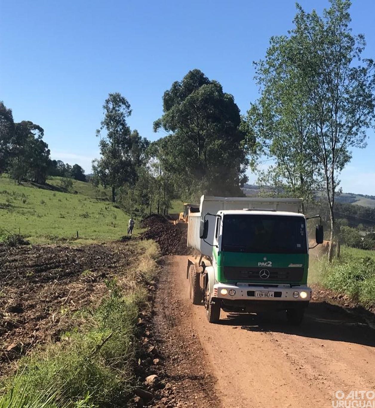 Estradas do interior de Vista Alegre recebem cascalhamento