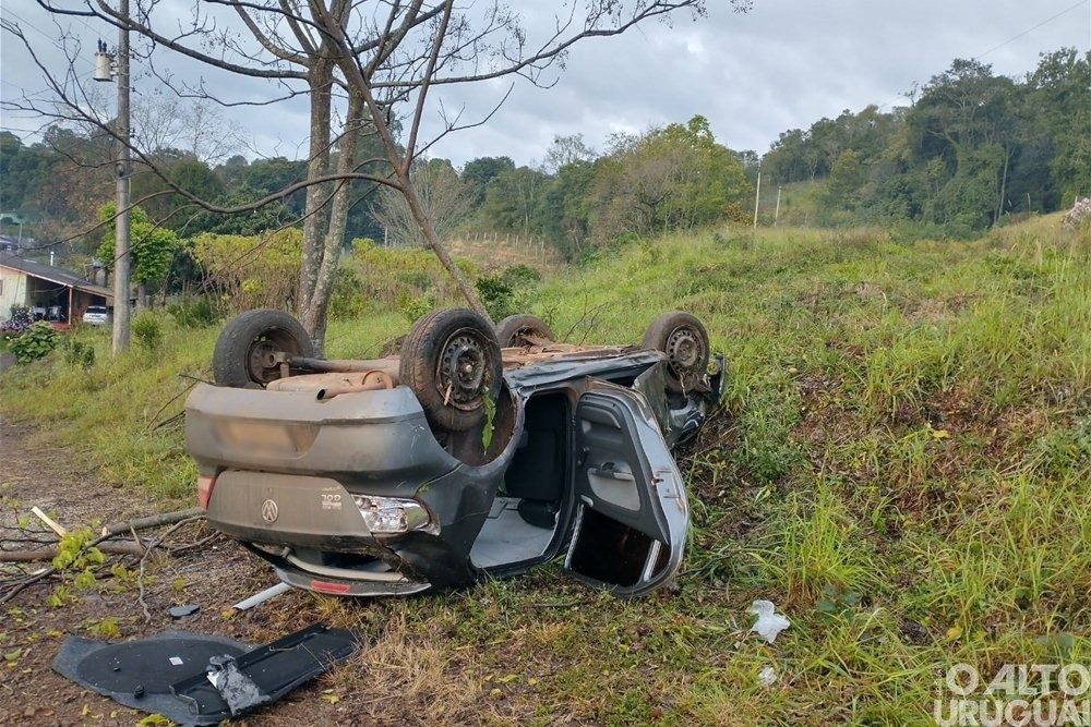 Veículo capota na ERS-504 em Alpestre