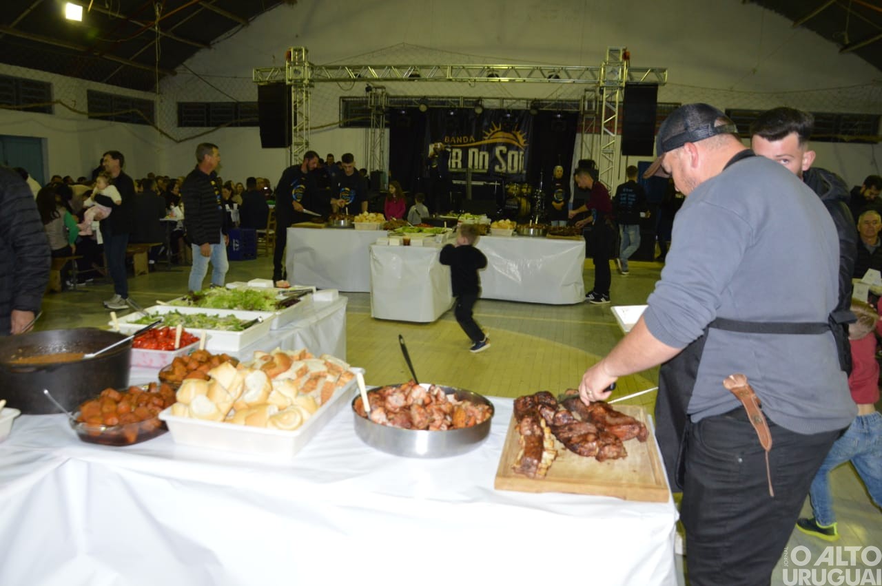 Jantar-dançante reúne grande público na linha Alto Alegre