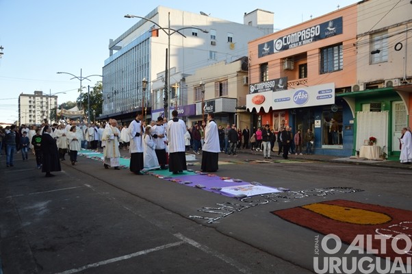 Confecção dos tapetes de Corpus Christi mobiliza católicos em FW