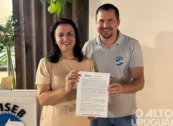 URI firma parceria comercial com a ACISEB para pós em EaD