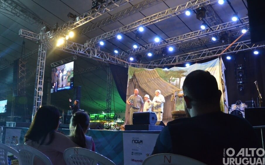 Iniciam as apresentações no palco Expofred Cultural