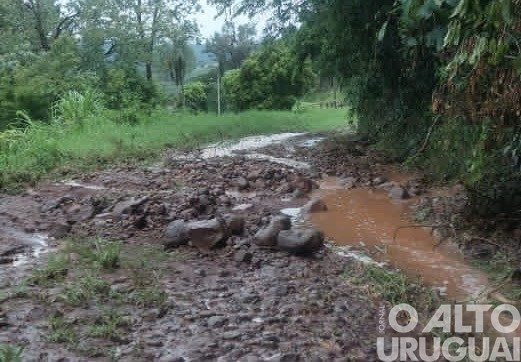 Chuvas intensas causam danos em estradas do interior de Caiçara