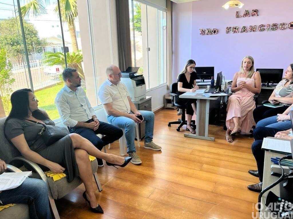 Prefeito de Caiçara participa de reunião no Lar São Francisco