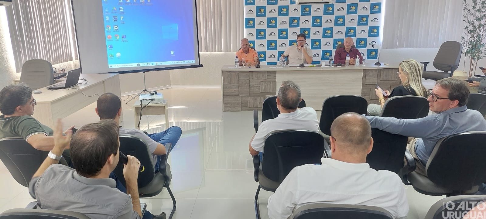 Amuceleiro realiza reunião extraordinária em favor de ações de ajuda aos municípios