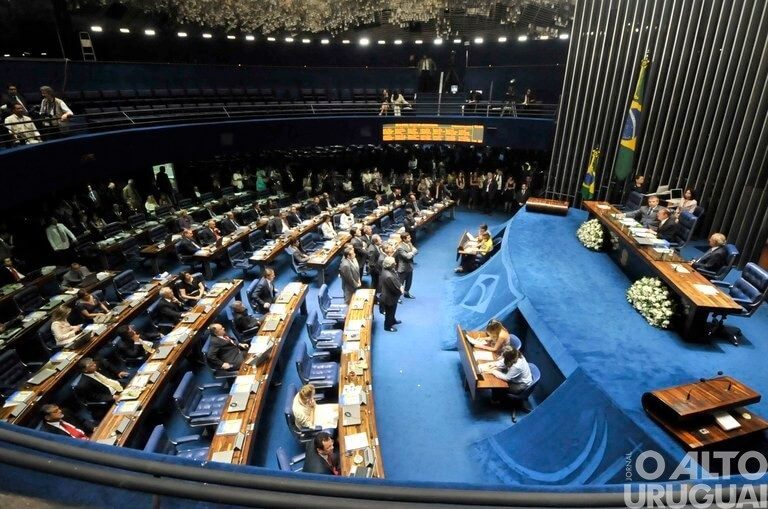 Projeto no Senado prevê criação de 'auxílio-gasolina' para motoristas e motoboys