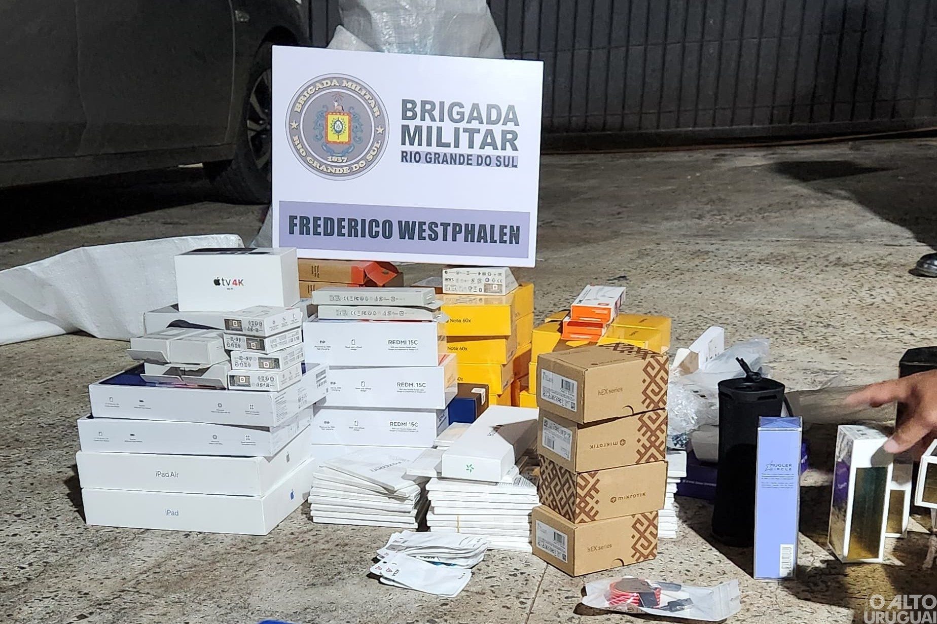 Brigada Militar apreende mercadorias de contrabando e prende dois em Frederico Westphalen