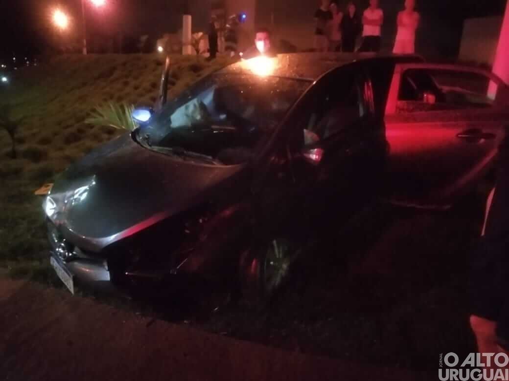 Carro colide em rótula e motorista é projetado para fora do veículo