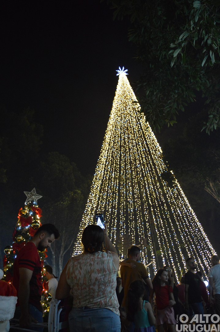 Acendimento de luzes marca a abertura oficial de Natal em Rodeio Bonito