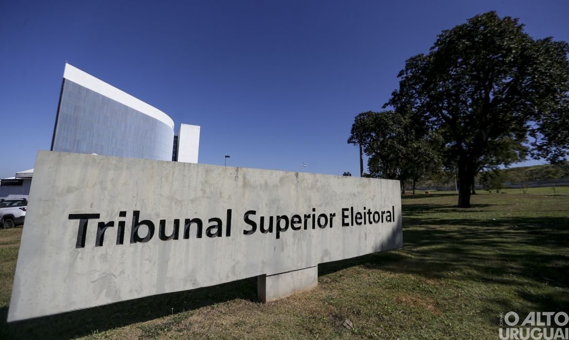 TSE retoma julgamento que pode levar à inelegibilidade de Bolsonaro
