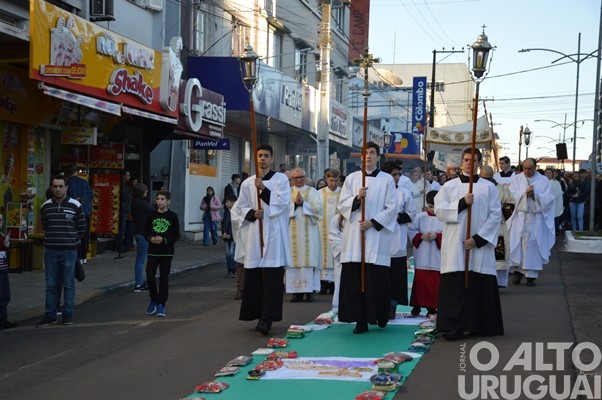 Confecção dos tapetes de Corpus Christi mobiliza católicos em FW