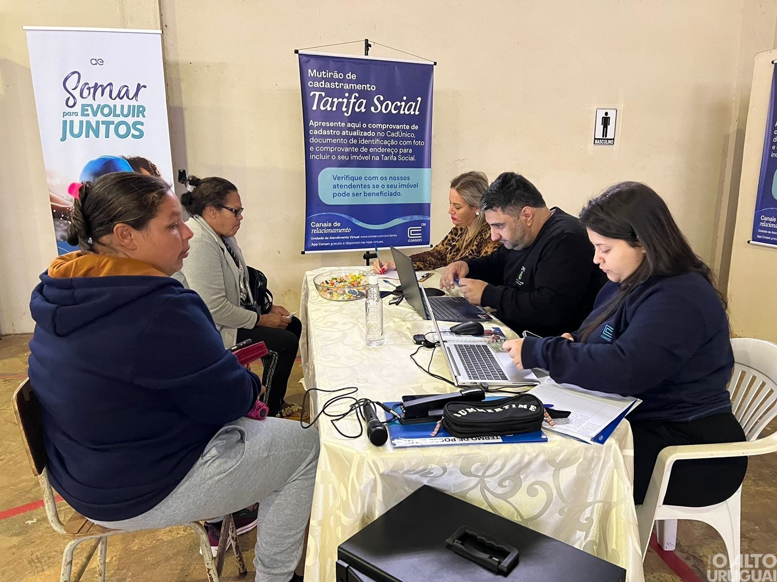 Mutirão cadastra famílias para desconto na conta de água em FW