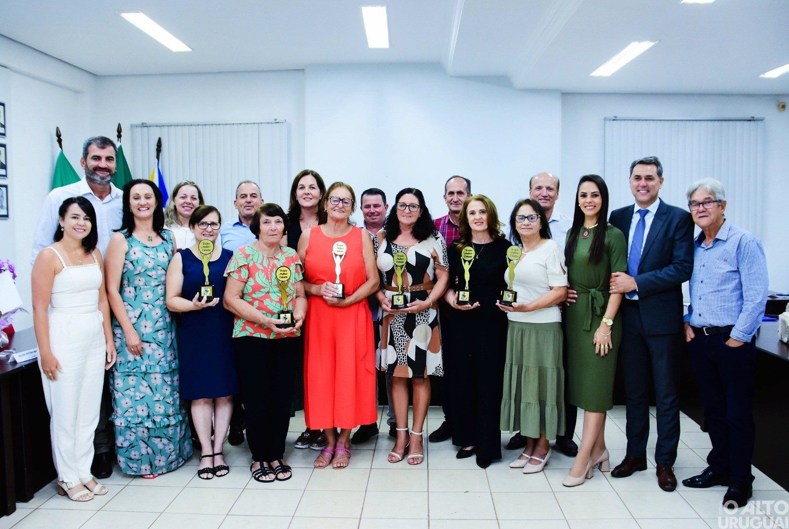 Troféu Mulher Cidadã é entregue para seis caiçarenses