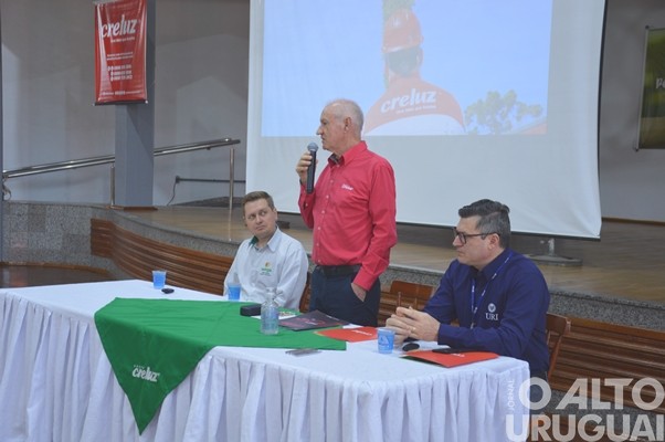 Evento realizado pela Creluz em Pinhal marca o Dia da Árvore