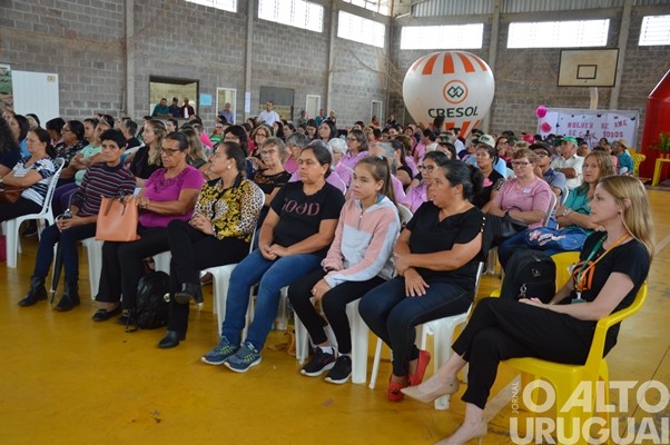 Centenas de mulheres participam de encontro em Jaboticaba