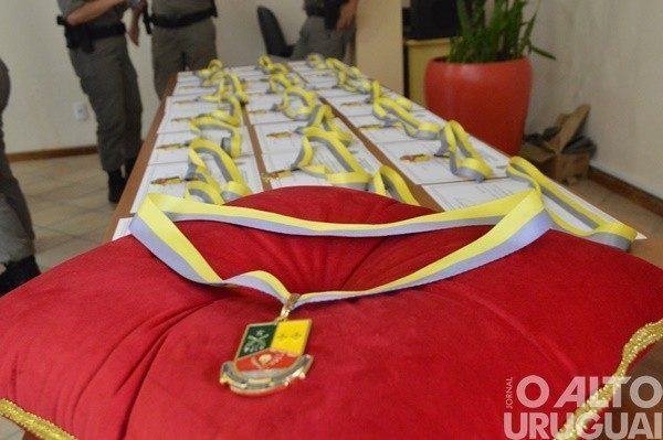 Autoridades são homenageadas pelo 37º BPM