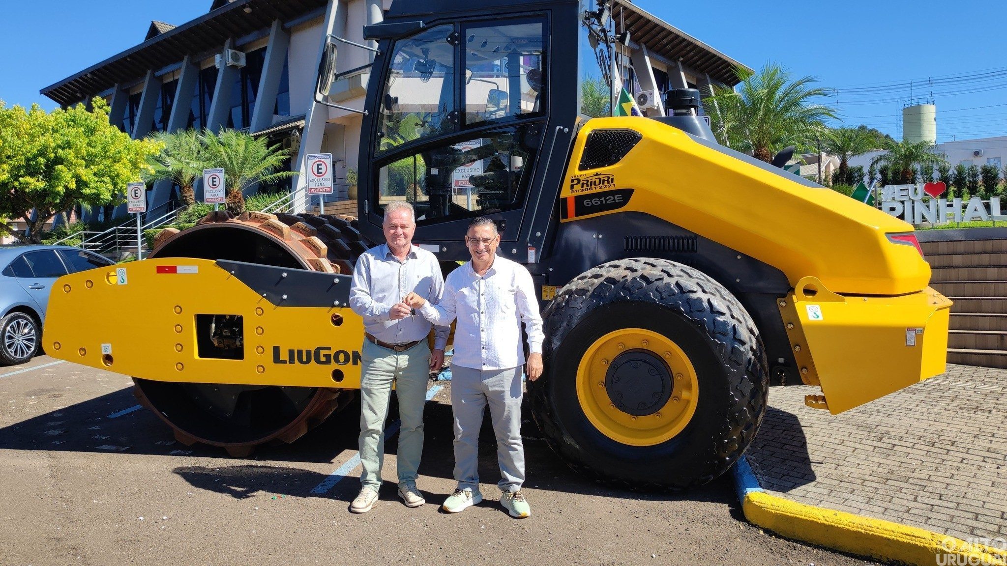 Pinhal adquire rolo compactador