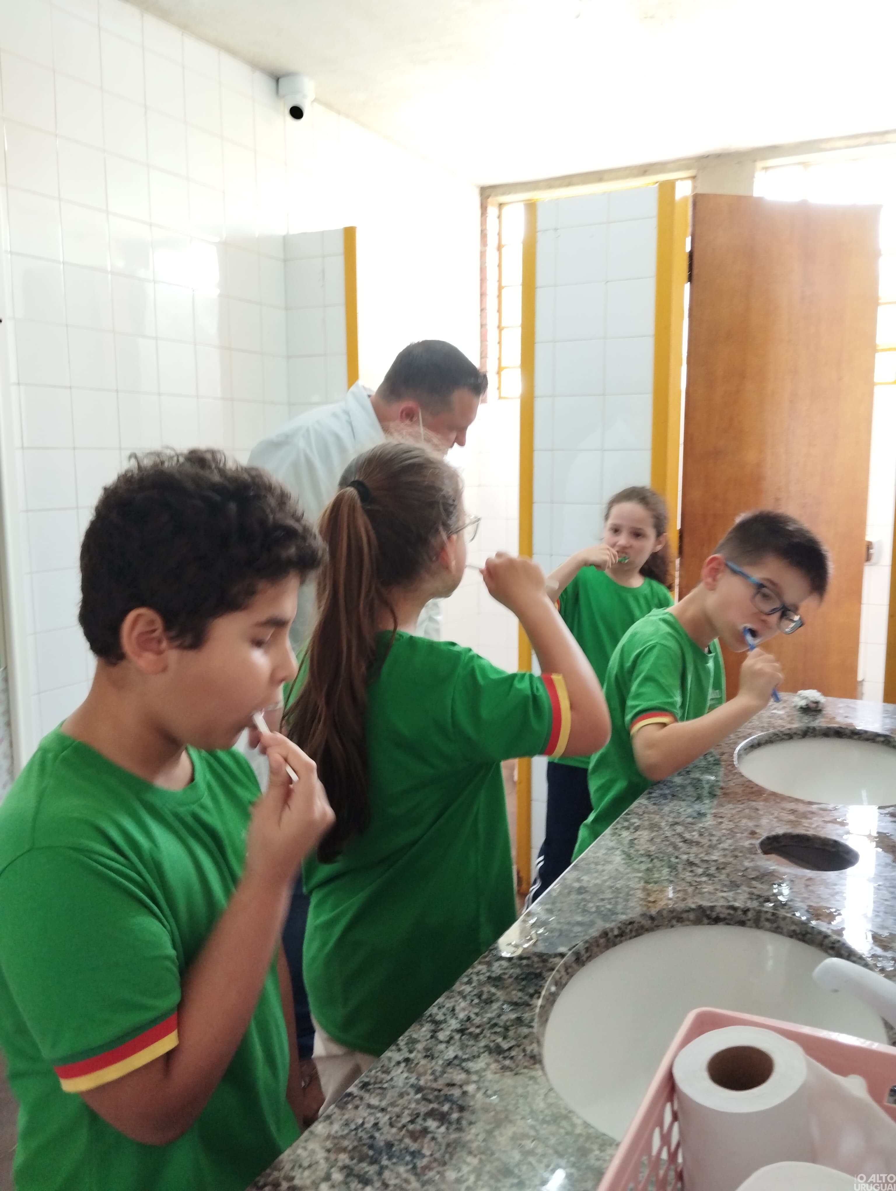 Equipe de saúde bucal orienta estudantes da Escola Padre Abílio Sponchiado em Vista Alegre