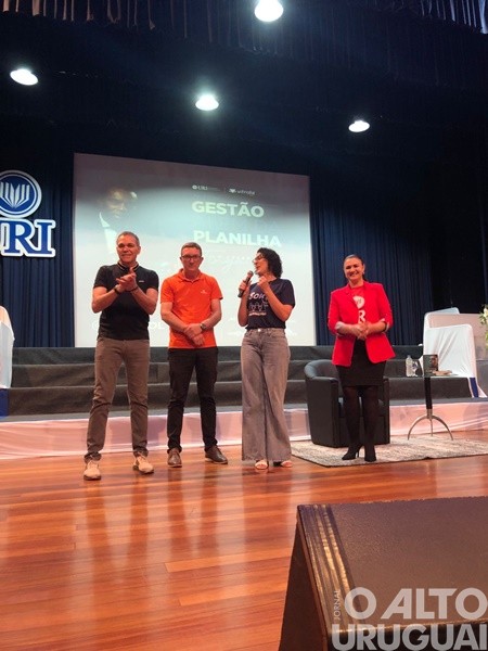 Tinga lota salão da URI/FW em palestra