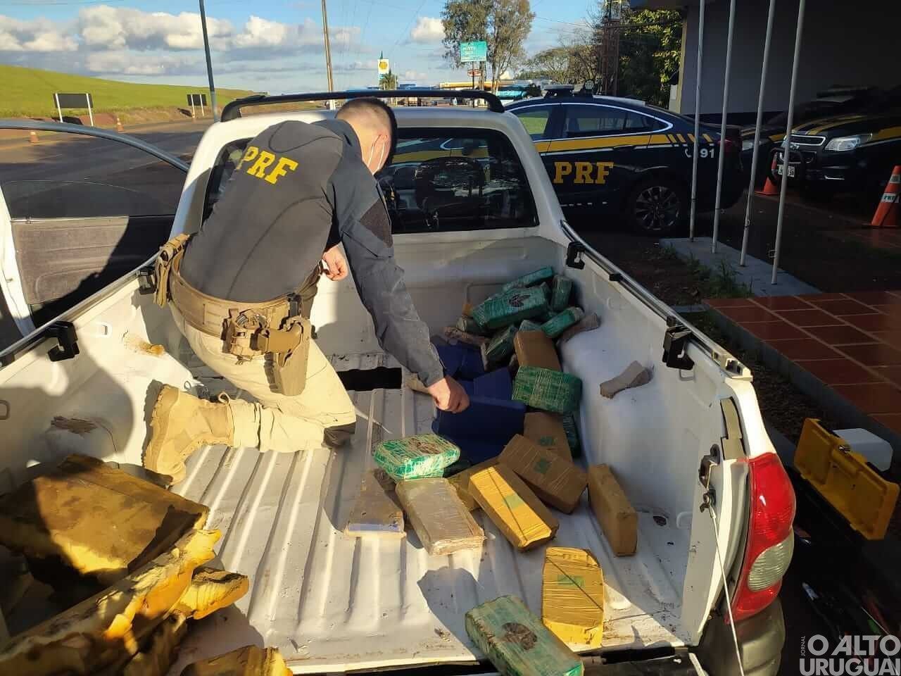 PRF prende casal com 50 quilos de cocaína e pasta base escondidos na lataria de caminhonete
