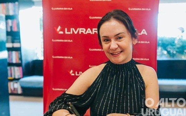 Egressa da UFSM/FW é autora de capítulo em livro