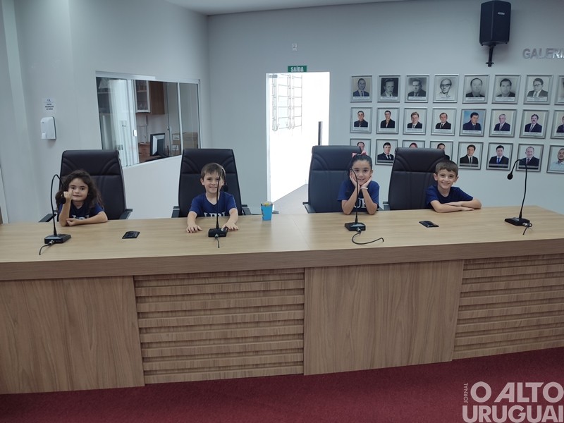 Alunos da Escola da URI visitam Câmara de Vereadores de FW