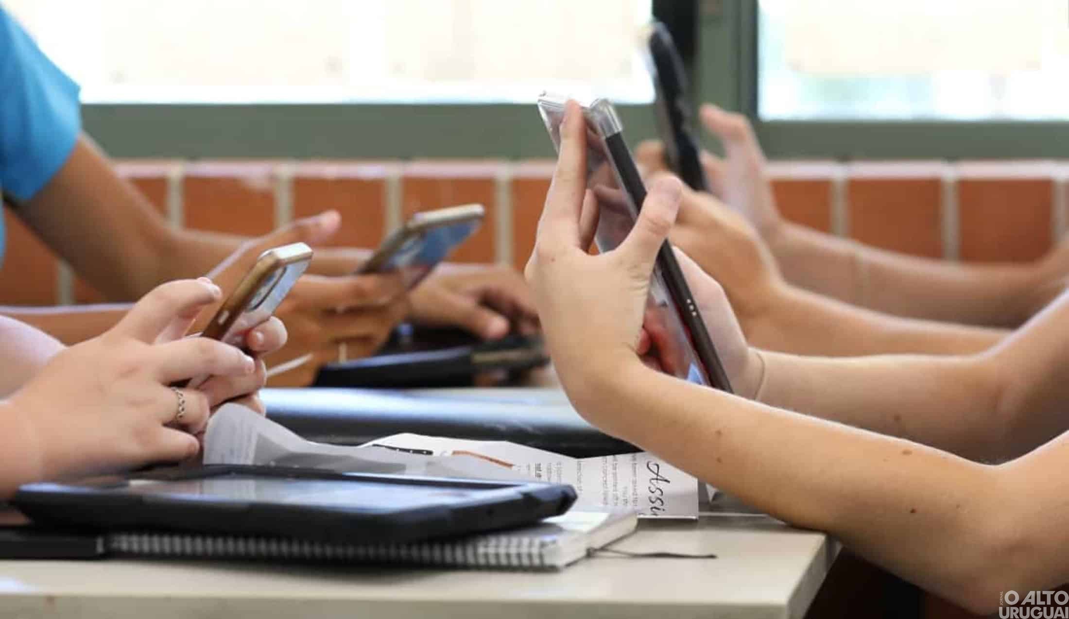 Comissão de Educação da Câmara aprova projeto que limita uso de celulares nas escolas
