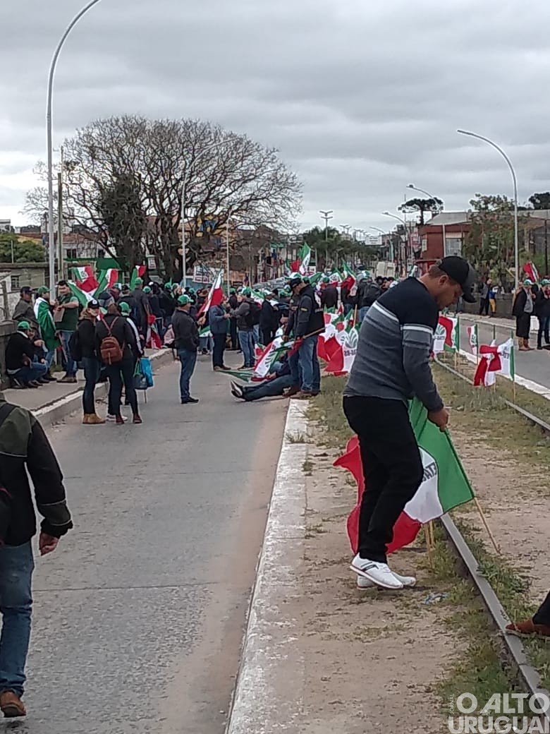 Produtores gaúchos fecham a ponte na divisa de Jaguarão com o Uruguai