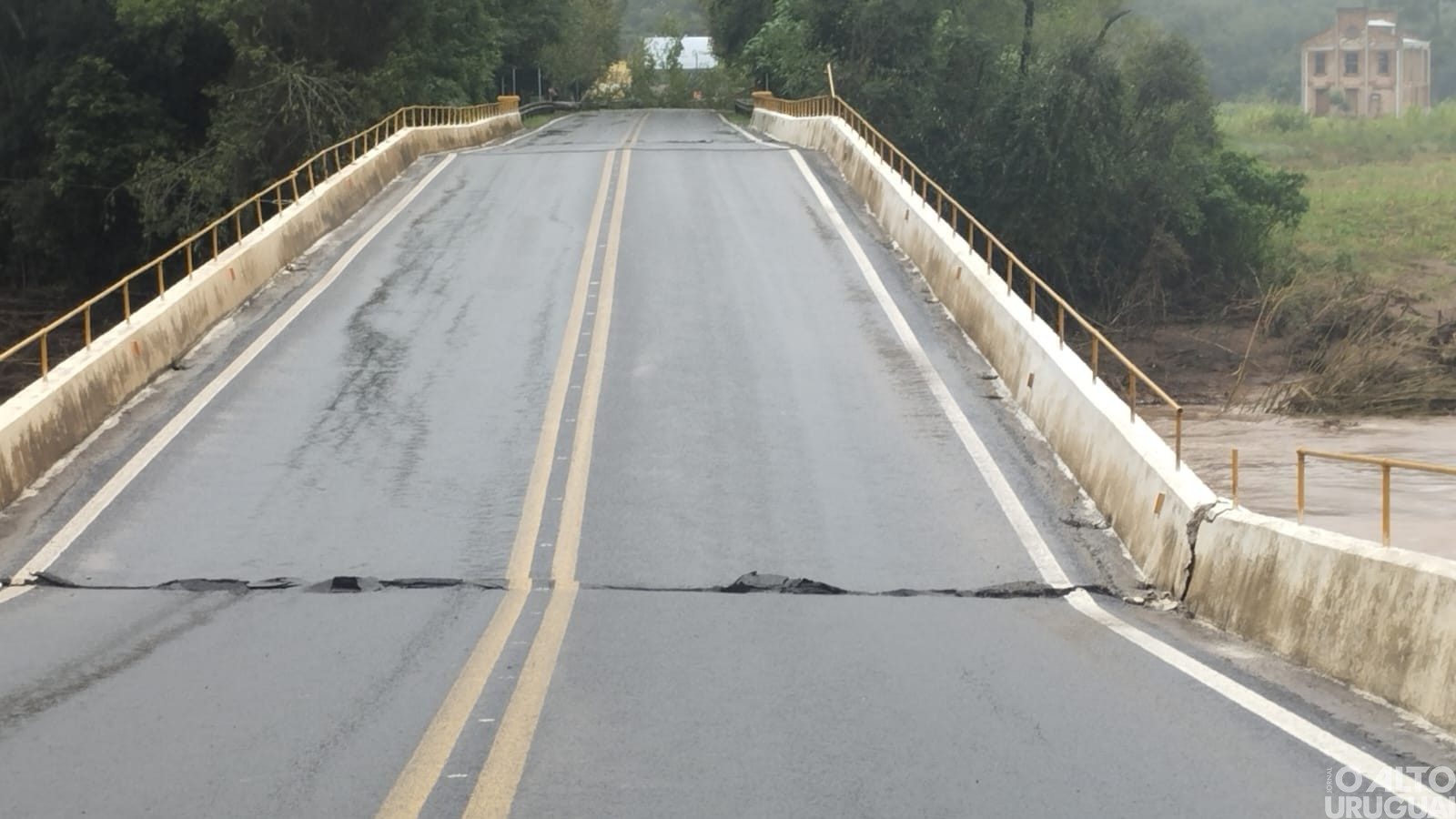 PRF interdita ponte sobre o rio Caí