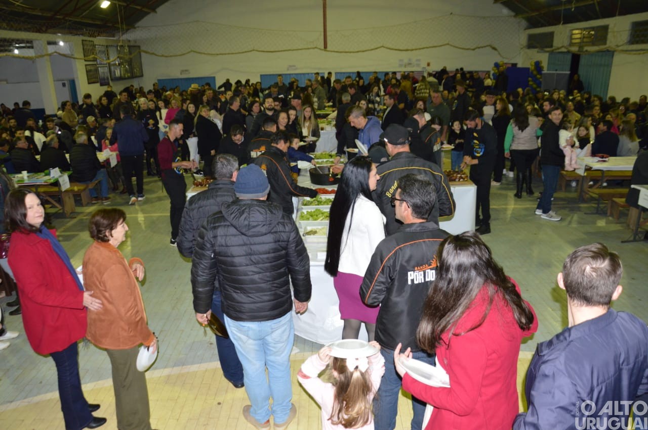 Jantar-dançante reúne grande público na linha Alto Alegre