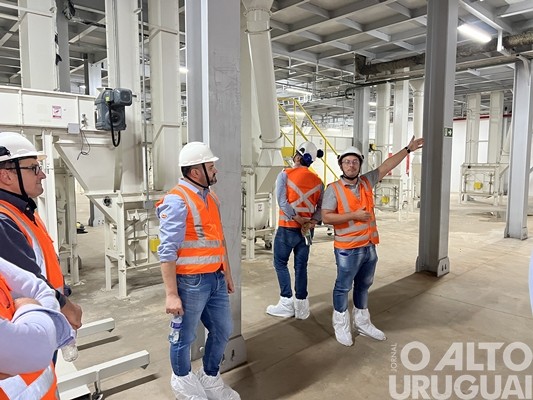 JBS apresenta a estrutura da fábrica de ração em Seberi