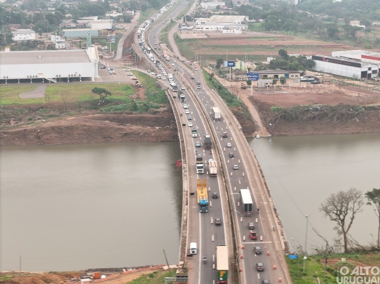 CCR ViaSul bloqueia pista da BR-386 em Estrela