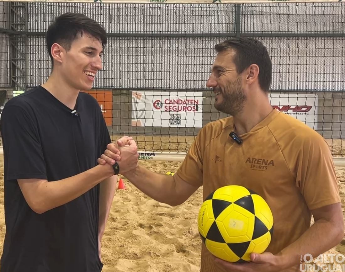 Ariano Anchieta dá uma aula de futevôlei para a equipe do AU