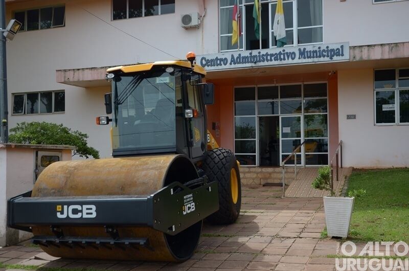 Planalto: Executivo adquire rolo compactador com recursos próprios