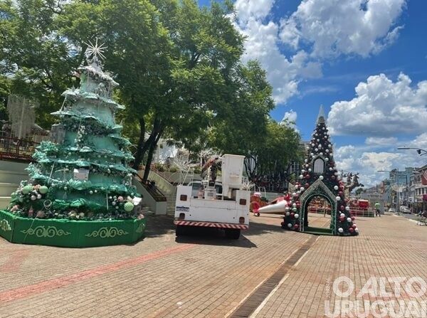 Equipes realizam retirada das ornamentações